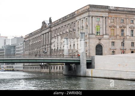 Berlin, Deutschland - 16. Dezember 2021: Straßenblick von Berlin. Gebäude und Stadtbild an der Spree. Stockfoto