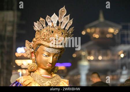 Ein Idol von Dipankara Buddha wird versammelt, um während eines Samyak Mahadan Festivals verehrt zu werden. Das Samyak Mahadan Festival findet alle fünf Jahre in Lalitpur, Nepal, statt. Dieses Festival zeigt verschiedene große Idole von Dipankara Buddha. Gläubige aus allen Gesellschaftsschichten schenken den Gottheiten, ihren Hütern, Mönchen und den buddhistischen Gemeinschaften verschiedene Arten von Geschenken, einschließlich Geld und Essen. Der erste Samyak Mahadan soll 1015 n. Chr. in Nepal Sambat stattgefunden haben. Stockfoto