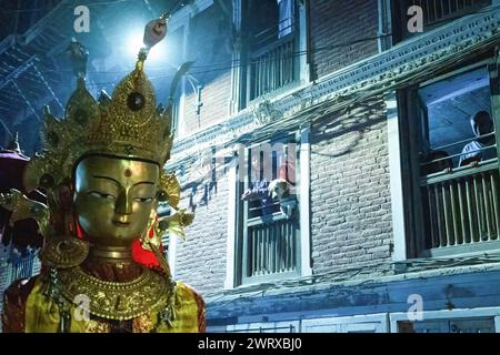 Ein Idol von Dipankara Buddha wird versammelt, um während eines Samyak Mahadan Festivals verehrt zu werden. Das Samyak Mahadan Festival findet alle fünf Jahre in Lalitpur, Nepal, statt. Dieses Festival zeigt verschiedene große Idole von Dipankara Buddha. Gläubige aus allen Gesellschaftsschichten schenken den Gottheiten, ihren Hütern, Mönchen und den buddhistischen Gemeinschaften verschiedene Arten von Geschenken, einschließlich Geld und Essen. Der erste Samyak Mahadan soll 1015 n. Chr. in Nepal Sambat stattgefunden haben. Stockfoto