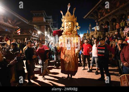 Ein Idol von Dipankara Buddha wird versammelt, um während eines Samyak Mahadan Festivals verehrt zu werden. Das Samyak Mahadan Festival findet alle fünf Jahre in Lalitpur, Nepal, statt. Dieses Festival zeigt verschiedene große Idole von Dipankara Buddha. Gläubige aus allen Gesellschaftsschichten schenken den Gottheiten, ihren Hütern, Mönchen und den buddhistischen Gemeinschaften verschiedene Arten von Geschenken, einschließlich Geld und Essen. Der erste Samyak Mahadan soll 1015 n. Chr. in Nepal Sambat stattgefunden haben. Stockfoto