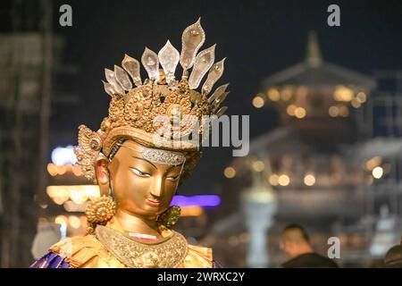 Lalitpur, Nepal. März 2024. Ein Idol von Dipankara Buddha wird versammelt, um während eines Samyak Mahadan Festivals verehrt zu werden. Das Samyak Mahadan Festival findet alle fünf Jahre in Lalitpur, Nepal, statt. Dieses Festival zeigt verschiedene große Idole von Dipankara Buddha. Gläubige aus allen Gesellschaftsschichten schenken den Gottheiten, ihren Hütern, Mönchen und den buddhistischen Gemeinschaften verschiedene Arten von Geschenken, einschließlich Geld und Essen. Der erste Samyak Mahadan soll 1015 n. Chr. in Nepal Sambat stattgefunden haben. (Foto: Prabin Ranabhat/SOPA Images/SIPA USA) Credit: SIPA USA/Alamy Live News Stockfoto