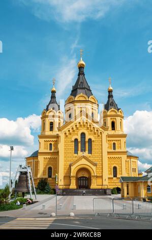 NISCHNI NOWGOROD, RUSSLAND – 30. MAI 2023: Denkmal mit der Inschrift Heiliger Großherzog Alexander Newski vor der Alexander Newski-Kathedrale Stockfoto