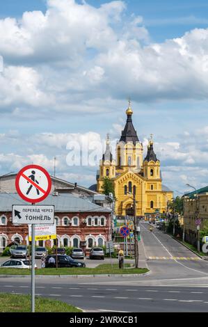 NISCHNI NOWGOROD, RUSSLAND – 30. MAI 2023: Denkmal mit der Inschrift Heiliger Großherzog Alexander Newski vor der Alexander Newski-Kathedrale Stockfoto