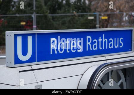 Berlin, Deutschland - 16. DEC 2021: Eingang der U-Bahn-Station und Ortsschild für die U-Bahn-Station Rotes Rathaus. Stockfoto