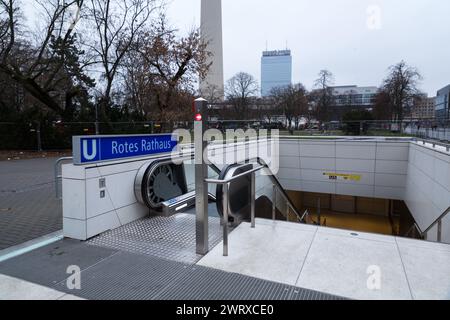 Berlin, Deutschland - 16. DEC 2021: Eingang der U-Bahn-Station und Ortsschild für die U-Bahn-Station Rotes Rathaus. Stockfoto