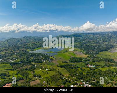 Lake Seloton umgeben von landwirtschaftlich genutztem Land und Bergregenwald. See Sebu. Mindanao, Philippinen. Stockfoto