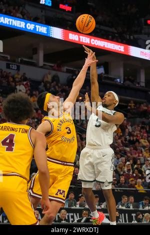 Minneapolis, Minnesota, USA. März 2024. Die Michigan State Spartans schützen TRE HOLLOMAN (5), die während eines Spiels zwischen Minnesota und Michigan State beim TIAA Big10 Männer Basketballturnier 2024 im Target Center für zwei schießt. Michigan State gewann 77:67. (Kreditbild: © Steven Garcia/ZUMA Press Wire) NUR REDAKTIONELLE VERWENDUNG! Nicht für kommerzielle ZWECKE! Stockfoto