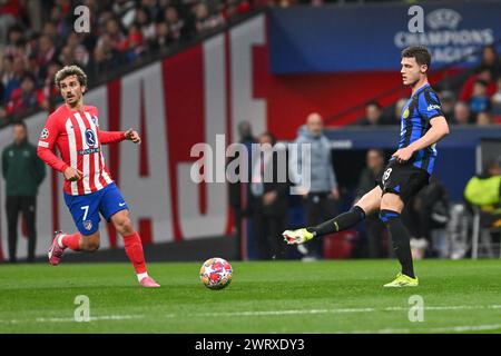 Madrid, Spanien. März 2024. Antoine Griezmann vom Club Atletico de Madrid und Benjamin Pavard vom FC Inter während des UEFA Champions League-Spiels zwischen Inter FC Internazionale und Club Atletico de Madrid am 13. März 2024 im Civitas Metropolitano Stadion in Madrid Credit: Tiziano Ballabio Credit: Independent Photo Agency/Alamy Live News Stockfoto