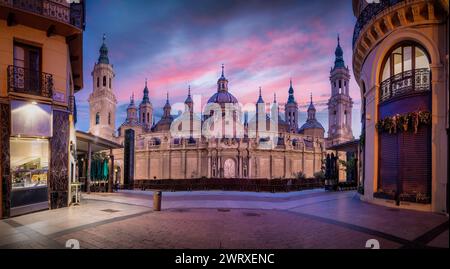 Blick auf die Stadt Saragossa, Spanien. Das Gebäude am Ende der Straße ist die Kathedrale-Basilika unserer Lieben Frau von der Säule. Stockfoto