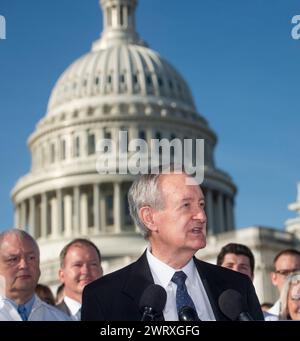 Der US-Senator Mike Crapo (Republikaner von Idaho) kommentiert während einer Pressekonferenz mit führenden Pharmazieführern im US Capitol in Washington, DC, Donnerstag, den 14. März 2024, die Notwendigkeit, Reformen für die Verwaltung von Apothekenleistungen zu verabschieden. Quelle: Stange Lamkey/CNP Stockfoto