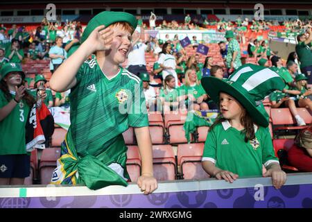 Fans von Jungen und Mädchen mit Mannschaftstrikots und -Hüten Nordirland gegen Norwegen UEFA Women's Euro St Mary's Stadium, Southampton Stockfoto