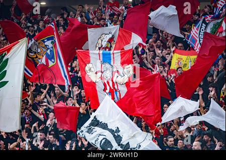 Madrid, Madrid, Spanien. März 2024. Atletico Madrid Fans, die während des Achtelfinale des Fußballspiels der UEFA Champions League 2023/24 zwischen Atletico Madrid und dem FC Internazionale im Metropolitano Stadium in Madrid, Spanien, zu sehen waren. (Kreditbild: © Alberto Gardin/ZUMA Press Wire) NUR REDAKTIONELLE VERWENDUNG! Nicht für kommerzielle ZWECKE! Stockfoto