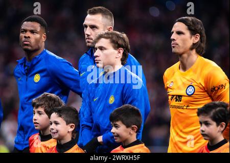 Madrid, Madrid, Spanien. März 2024. Die Internetspieler (von L bis R) Denzel Dumfries, Nicolo Barella, Yann Sommer vom FC Internazionale, die während des Achtelfinale-Fußballspiels der UEFA Champions League 2023/24 zwischen Atletico Madrid und dem FC Internazionale im Metropolitano Stadium in Madrid, Spanien, zu sehen waren. (Kreditbild: © Alberto Gardin/ZUMA Press Wire) NUR REDAKTIONELLE VERWENDUNG! Nicht für kommerzielle ZWECKE! Stockfoto