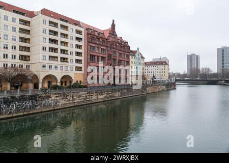 Berlin, Deutschland - 16. Dezember 2021: Straßenblick von Berlin. Gebäude und Stadtbild an der Spree. Stockfoto