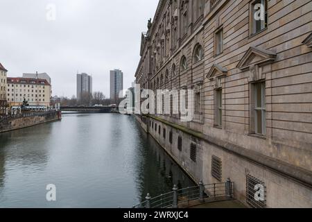 Berlin, Deutschland - 16. Dezember 2021: Straßenblick von Berlin. Gebäude und Stadtbild an der Spree. Stockfoto