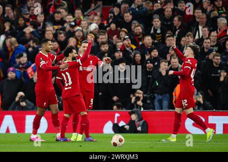 LIVERPOOL, Großbritannien - 14. März 2024: Mohamed Salah aus Liverpool feiert mit seinen Teamkollegen, nachdem er im Achtelfinale der UEFA Europa League im zweiten Legspiel zwischen Liverpool FC und Sparta Prag im Anfield Stadium das dritte Tor seiner Mannschaft erzielt hat (Quelle: Craig Mercer/ Alamy Live News) Stockfoto