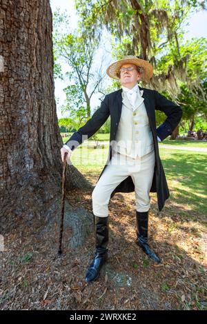 Ein historischer Schauspieler, der als Colonel Charles Pinckney verkleidet ist, posiert unter einer Live-Eiche auf der Charles Pinckney SNEE Farm Plantage an der Charles Pinckney National Historic Site in Mt Pleasant, South Carolina. Pinckney, ein Gründungsvater der Vereinigten Staaten, war Delegierter des Verfassungskonvents, wo er an der Ausarbeitung der Verfassung mitwirkte. Stockfoto