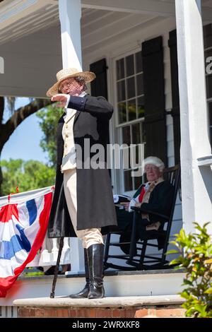 Ein historischer Schauspieler, der als Colonel Charles Pinckney verkleidet ist, spricht von der Veranda seines Landhauses auf der Charles Pinckney SNEE Farm Plantage an der Charles Pinckney National Historic Site in Mt Pleasant, South Carolina. Pinckney, ein Gründungsvater der Vereinigten Staaten, war Delegierter des Verfassungskonvents, wo er an der Ausarbeitung der Verfassung mitwirkte. Stockfoto