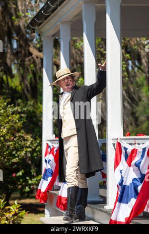 Ein historischer Schauspieler, der als Colonel Charles Pinckney verkleidet ist, spricht von der Veranda seines Landhauses auf der Charles Pinckney SNEE Farm Plantage an der Charles Pinckney National Historic Site in Mt Pleasant, South Carolina. Pinckney, ein Gründungsvater der Vereinigten Staaten, war Delegierter des Verfassungskonvents, wo er an der Ausarbeitung der Verfassung mitwirkte. Stockfoto