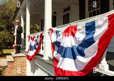 Ein historischer Schauspieler, der als Colonel Charles Pinckney verkleidet ist, spricht von der Veranda seines Landhauses auf der Charles Pinckney SNEE Farm Plantage an der Charles Pinckney National Historic Site in Mt Pleasant, South Carolina. Pinckney, ein Gründungsvater der Vereinigten Staaten, war Delegierter des Verfassungskonvents, wo er an der Ausarbeitung der Verfassung mitwirkte. Stockfoto