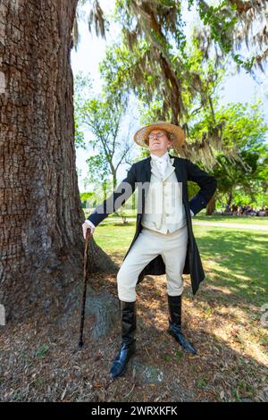 Ein historischer Schauspieler, der als Colonel Charles Pinckney verkleidet ist, posiert unter einer Live-Eiche auf der Charles Pinckney SNEE Farm Plantage an der Charles Pinckney National Historic Site in Mt Pleasant, South Carolina. Pinckney, ein Gründungsvater der Vereinigten Staaten, war Delegierter des Verfassungskonvents, wo er an der Ausarbeitung der Verfassung mitwirkte. Stockfoto