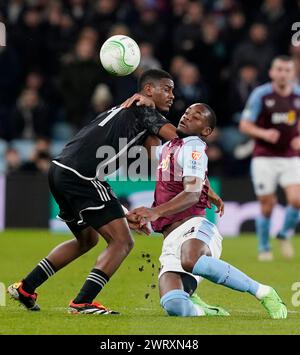 Birmingham, Großbritannien. März 2024. Jorrel Hato von Ajax (L) fordert Jhon Duran von Aston Villa während des Achtelfinale-Spiels der UEFA Europa Conference League in Villa Park, Birmingham, heraus. Der Bildnachweis sollte lauten: Andrew Yates/Sportimage Credit: Sportimage Ltd/Alamy Live News Stockfoto