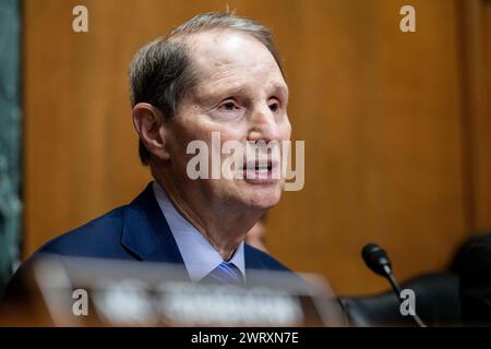 Washington, Usa. März 2024. US-Senator Ron Wyden (D-OR) sprach bei einer Anhörung des Finanzausschusses des Senats im US-Kapitol. (Foto: Michael Brochstein/SIPA USA) Credit: SIPA USA/Alamy Live News Stockfoto