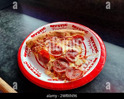 Ein Stück Peperoni-Pizza auf einem Teller im Mystic Pizza Restaurant in Mystic, Connecticut, USA Stockfoto