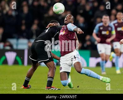 Birmingham, Großbritannien. März 2024. Jorrel Hato von Ajax (L) fordert Jhon Duran von Aston Villa während des Achtelfinale-Spiels der UEFA Europa Conference League in Villa Park, Birmingham, heraus. Der Bildnachweis sollte lauten: Andrew Yates/Sportimage Credit: Sportimage Ltd/Alamy Live News Stockfoto