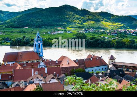 Panorama der Wachau mit Donau bei der Ortschaft Duernstein in Niederösterreich. Traditionelle Wein- und Tourismusregion, Donaukreuzfahrten. Stockfoto