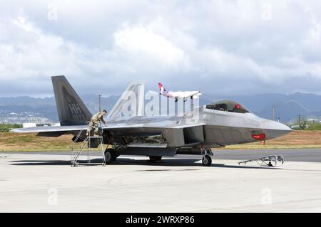 Ein F-22 Raptor betreut eine F-22 Raptor der Hawaii Air National Guard, die von den 199th und 19th Fighter Squadrons am 7. März 2023 betrieben wird Stockfoto