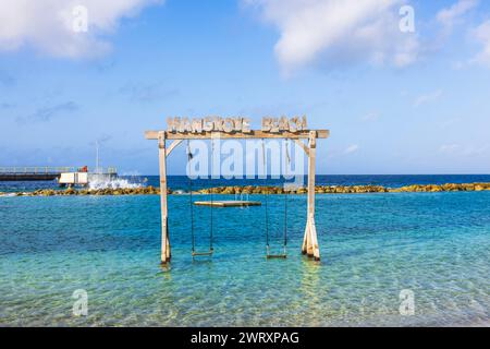 Nahaufnahme der Wasserschaukeln mit dem Symbol „Mangrove Beach“ am Sandstrand. Curacao. Willemstad. Stockfoto