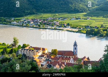 Panorama der Wachau mit Donau bei der Ortschaft Duernstein in Niederösterreich. Traditionelle Wein- und Tourismusregion, Donaukreuzfahrten. Stockfoto