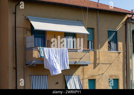 Bettwäsche hängt zum Trocknen vom Balkon in Pisa, Italien Stockfoto