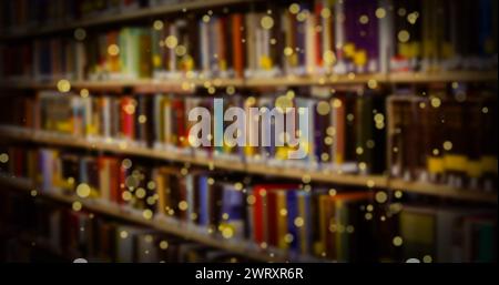 Bild von leuchtenden Flecken über Büchern im Regal Stockfoto