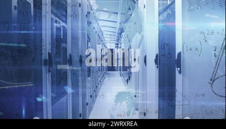 Bild der Datenverarbeitung, mathematische Gleichungen über Computerservern Stockfoto