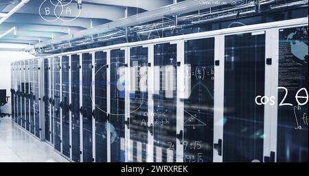 Abbildung der Infografik-Schnittstelle, mathematischen Gleichungen und Linsenaufblendung über dem Serverraum Stockfoto