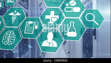 Abbildung mehrerer medizinischer Symbole im Computerserverraum Stockfoto