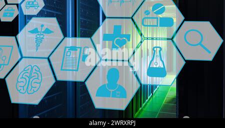 Abbildung mehrerer medizinischer Symbole im Computerserverraum Stockfoto