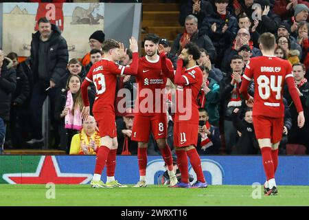 Liverpool, Großbritannien. März 2024. Dominik Szoboszlai aus Liverpool (8) feiert mit seinen Teamkollegen, nachdem er seinem Team das fünfte Tor geschossen hat. UEFA Europa League, Achtelfinale, Zweitspiel, Liverpool gegen Sparta Prag in Anfield in Liverpool am Donnerstag, den 14. März 2024. Dieses Bild darf nur für redaktionelle Zwecke verwendet werden. Nur redaktionelle Verwendung. bild von Chris Stading/Andrew Orchard Sportfotografie/Alamy Live News Credit: Andrew Orchard Sportfotografie/Alamy Live News Stockfoto