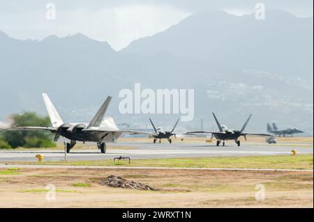 F-22 Raptors, betrieben von den 199th und 19th Fighter Squadrons, Taxi hinter einem F-15 Eagle, zugewiesen dem 173rd Fighter Wing, 7. März 2023 Stockfoto