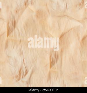 Nahtloses Texturfoto aus beigefarbenem, faltigem Seidenmaterial oder Satin-Vorhängen. Stockfoto