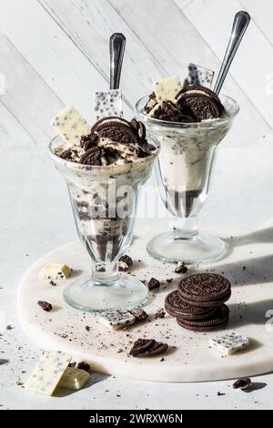Zwei Schokoladen-Kekse-Eis-Parfaits in hellem Sonnenlicht. Stockfoto