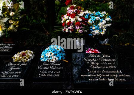 Medellin, Kolumbien - 11. Januar 2023: Gräber der Familie von Pablo Escobar Gaviria mit Blumenopfern Stockfoto