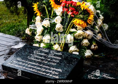 Medellin, Kolumbien - 11. Januar 2023: Nahaufnahme des Grabes von Pablo Escobar Gaviria bei Regen Stockfoto