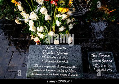 Medellin, Kolumbien - 11. Januar 2023: Nahaufnahme des Grabes von Pablo Escobar Gaviria bei Regen Stockfoto