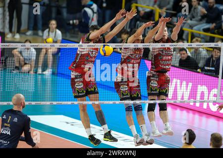 Kamil Semeniuk von Sir Susa VIM Perugia während des Spiels zwischen Rana Verona und SIR Susa VIM Perugia, zweites Spiel der Viertelfinale Playoff-Serie von Stockfoto