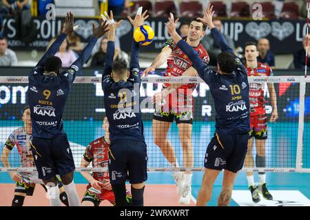 Wassim Ben Tara von Sir Susa VIM Perugia während des Spiels zwischen Rana Verona und SIR Susa VIM Perugia, das zweite Spiel der Viertelfinale Playoff-Serie von Stockfoto