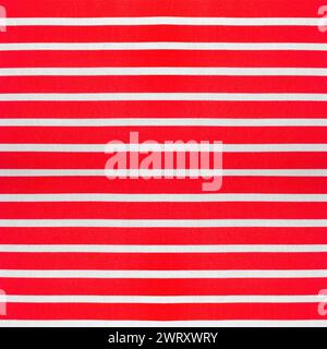 Nahtloses Strukturfoto aus rot-weiß und rot gestreiftem Baumwollmaterial. Stockfoto
