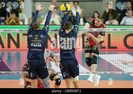 Kamil Semeniuk von Sir Susa VIM Perugia während des Spiels zwischen Rana Verona und SIR Susa VIM Perugia, zweites Spiel der Viertelfinale Playoff-Serie von Stockfoto